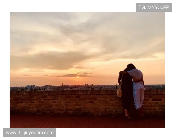 傍晚余晖下的绿茵情缘足球情侣相拥的温柔瞬间